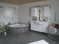 im großzügigen Badezimmer können Sie wählen, ob Sie duschen oder lieber ein Vollbad nehmen möchten - Bild 5: Ostseeferienhaus Rasch-Iverslund; Auszeit mit Meeresrauschen; gerne 3 Hunde